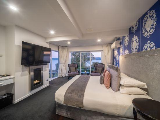 Suite, Lake Front