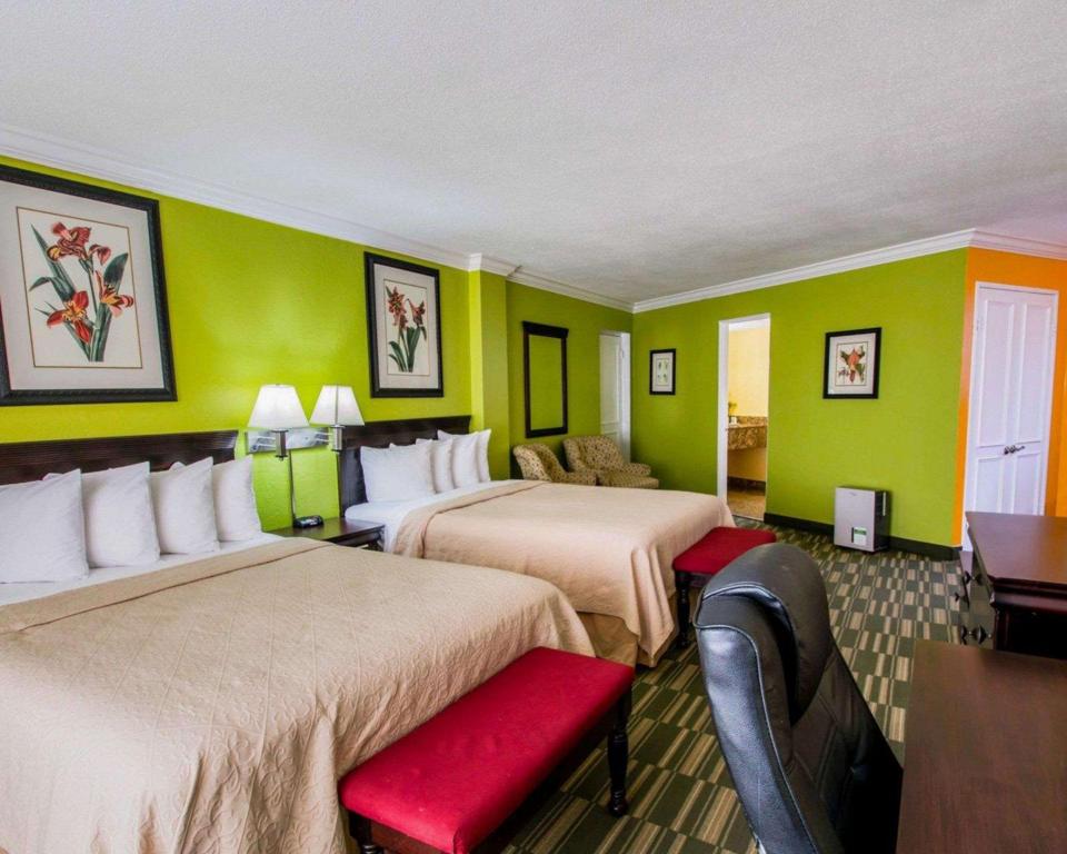 Efficiency, 2 Queen Beds, Smoking