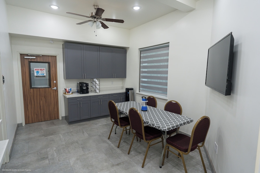 Texas Bungalows Hotel and Hotel Que at i35 Austin Pflugerville 36/43
