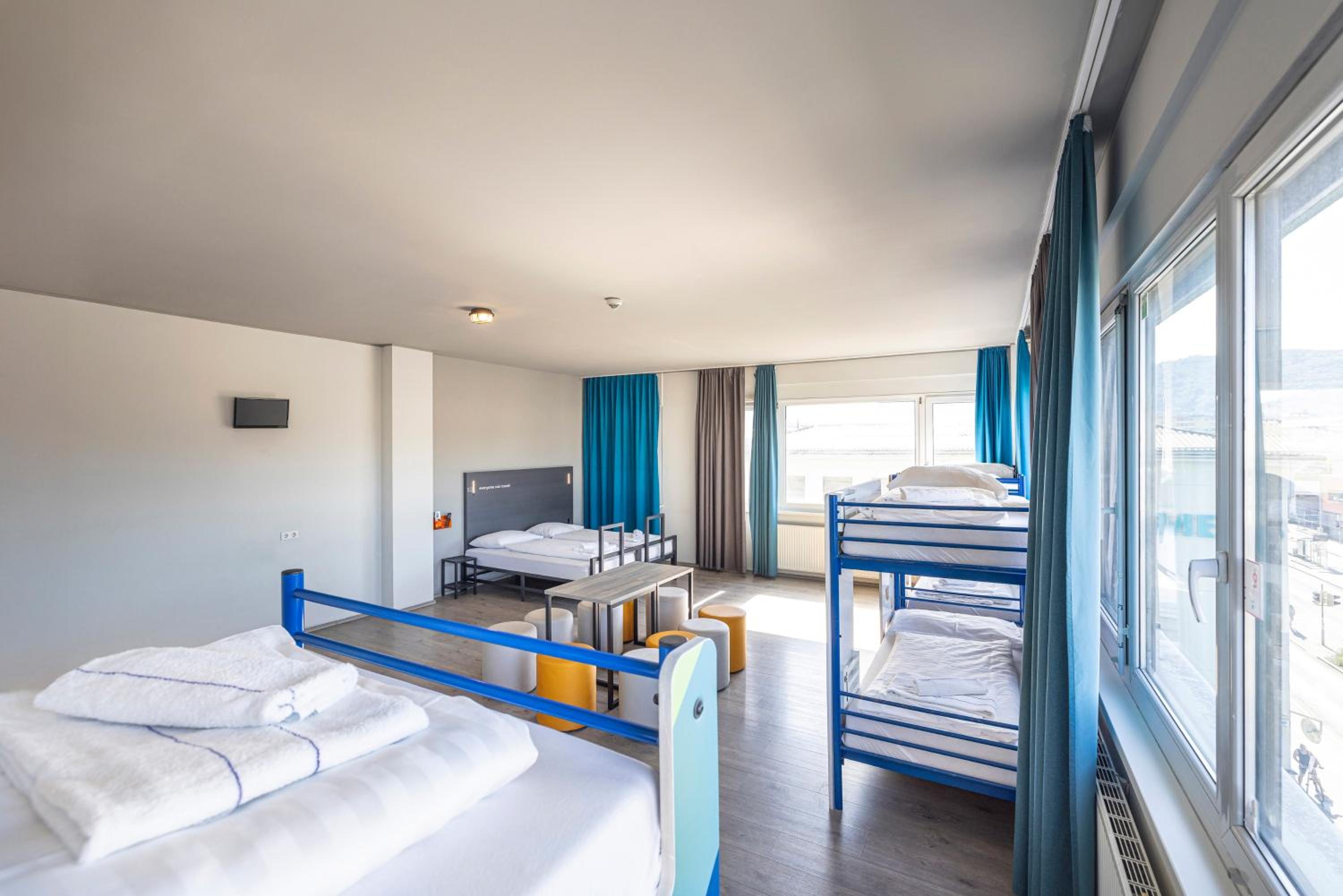 ROOM, 6 BEDS