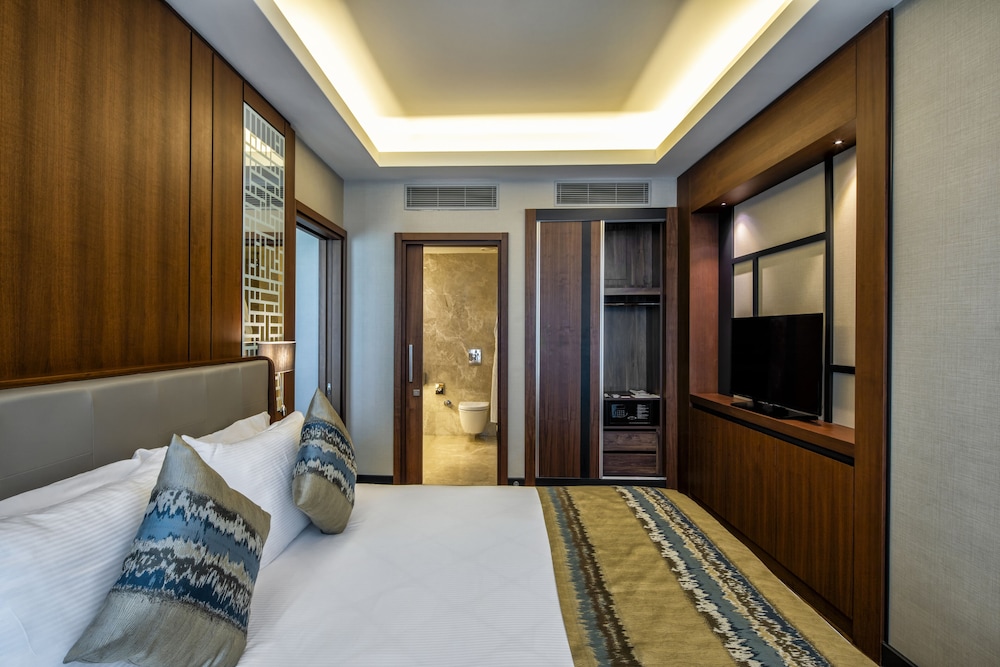 Standard, King Bed, Murphy Bed, Atrium View