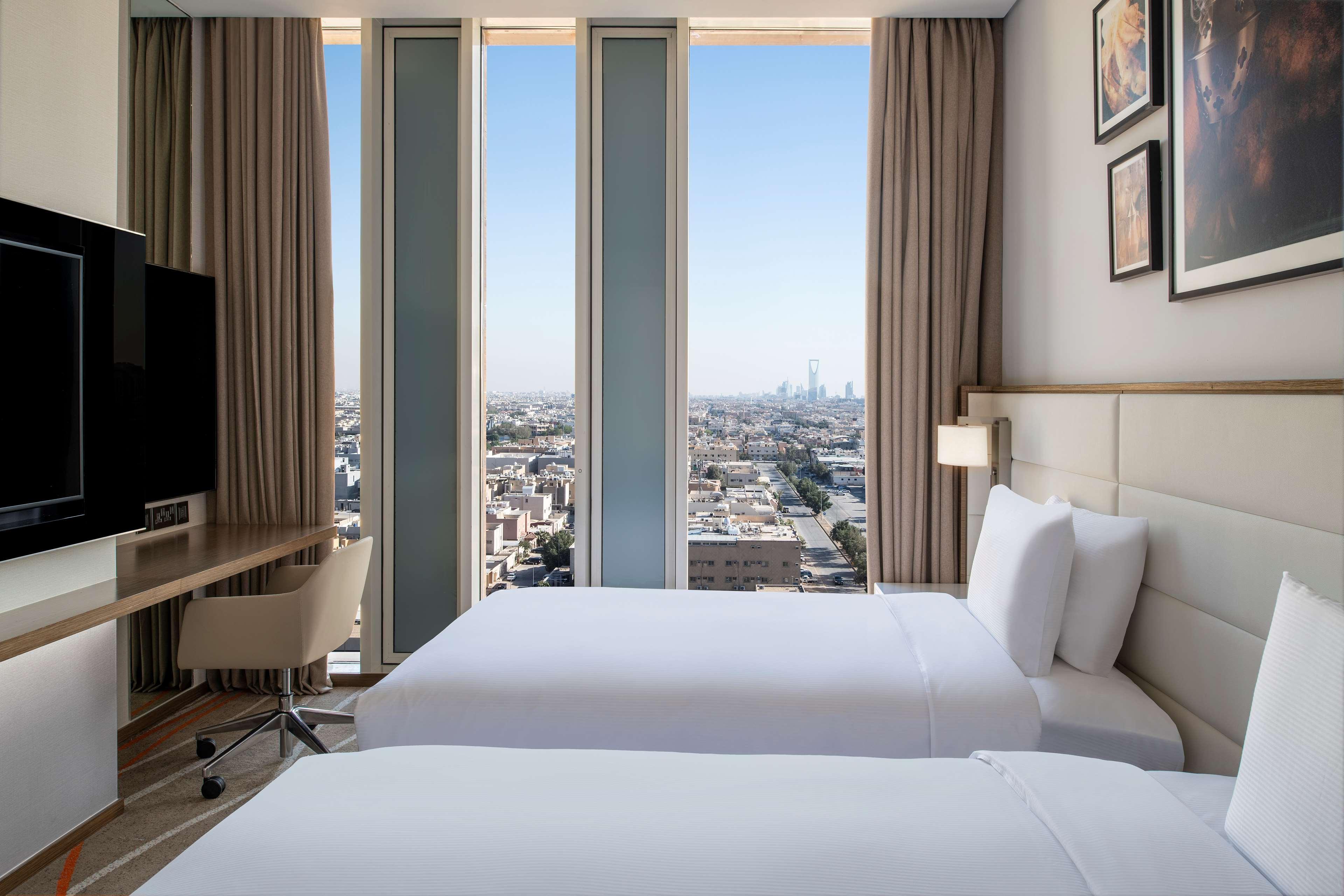 2 BEDROOMS, FAMILY SUITE, KING BED