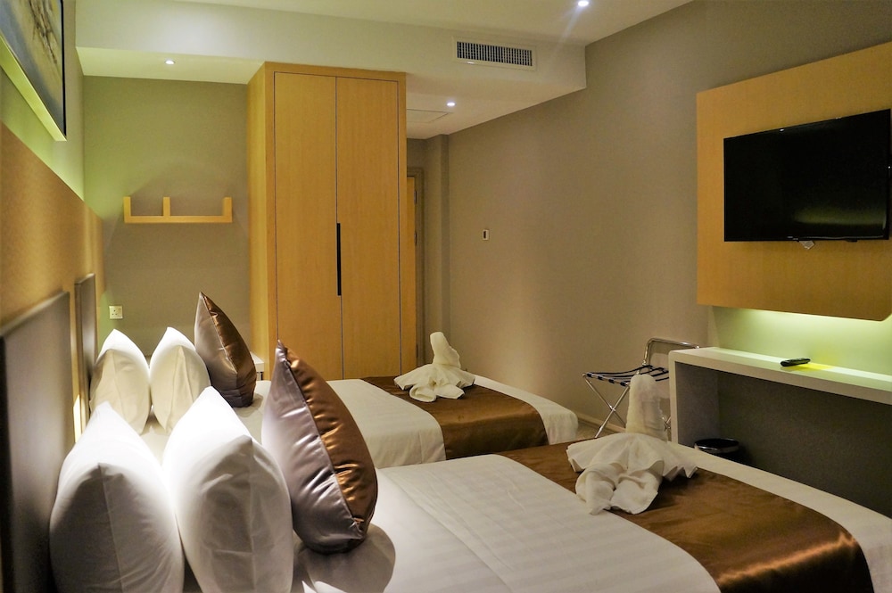 Greens Hotel And Suites 30/65