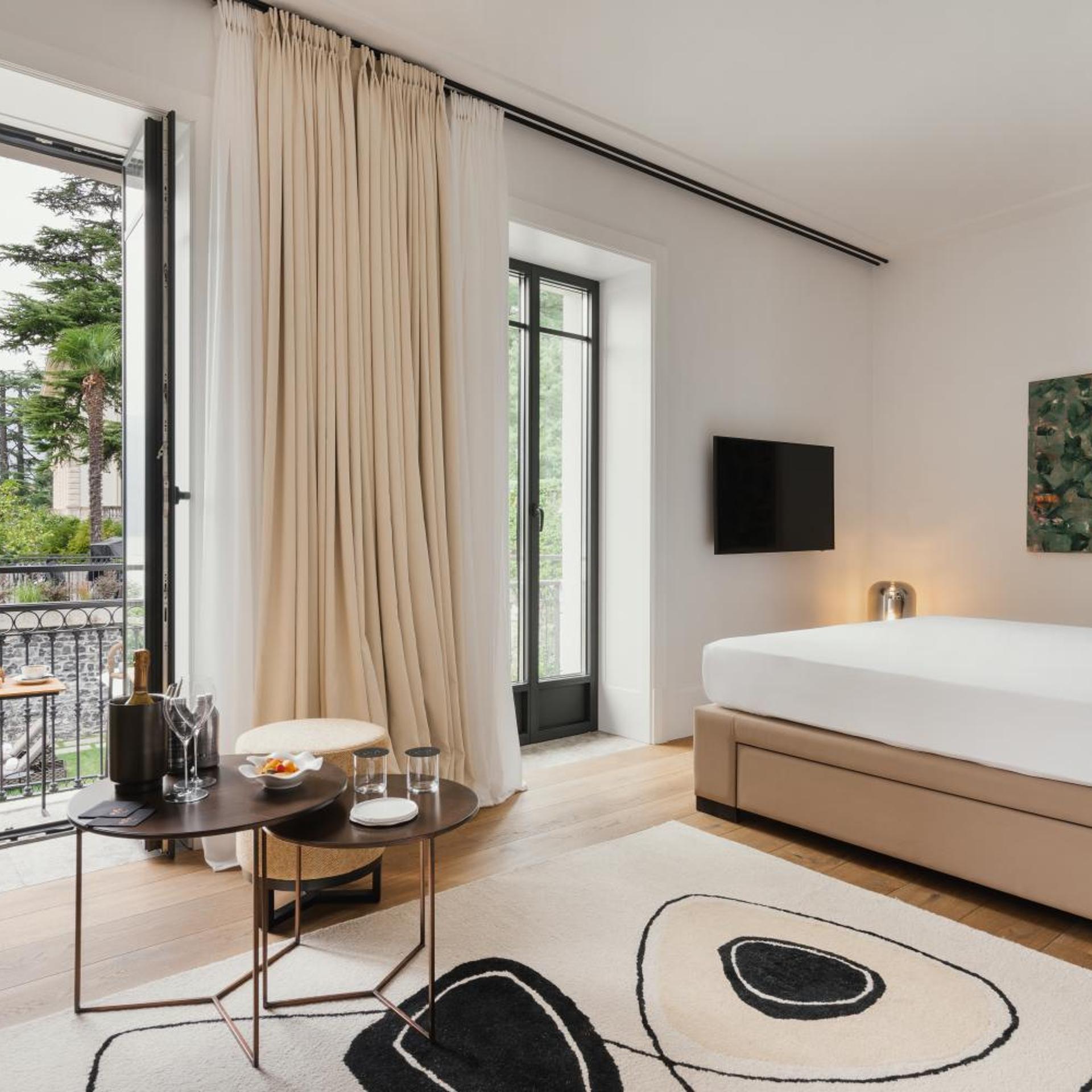 Junior Suite, Partial Lake View
