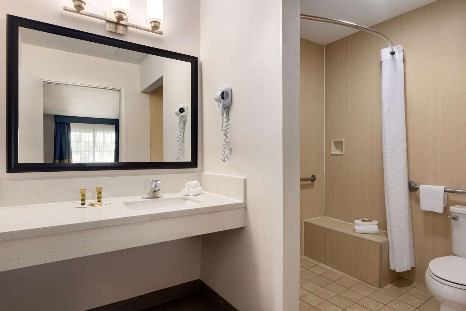 Days Inn & Suites By Wyndham Anaheim At Disneyland Park 42/44