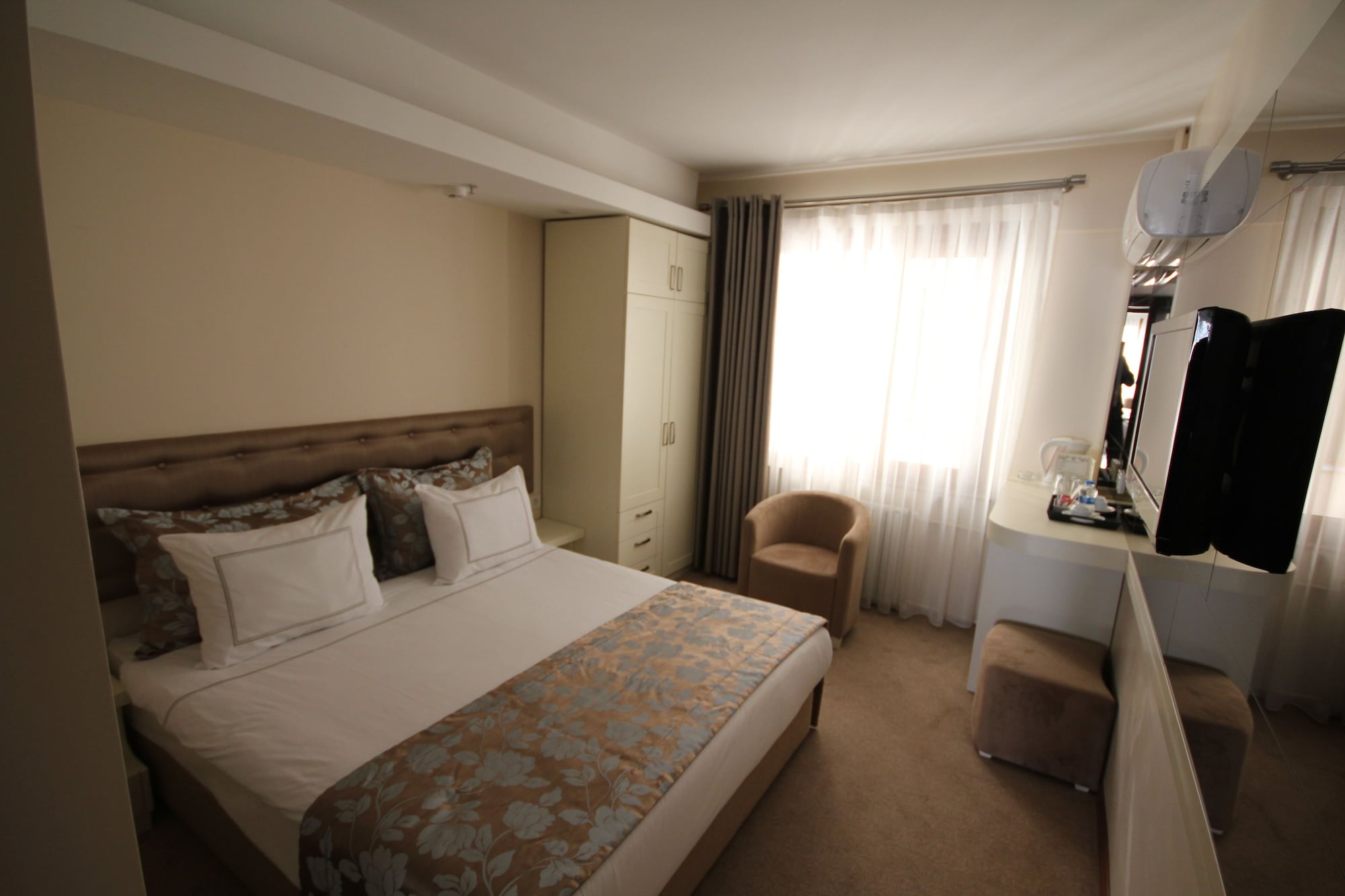 ROOM, SINGLE