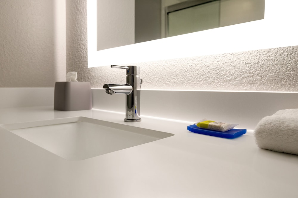 Holiday Inn Express & Suites Pembroke Pines-Sheridan St 34/54