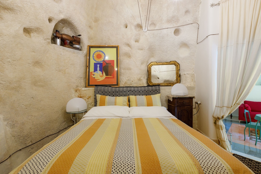 Cave, Deluxe, Apartment, Queen Bed, Sofa, Accessible
