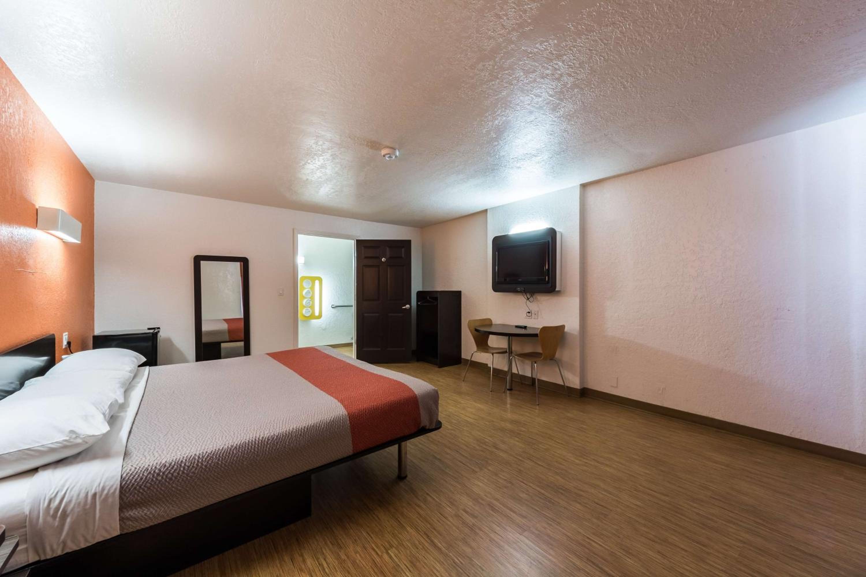 غرفة ديلوكس بسرير كينج، Motel6 Uvalde, TX 8/10