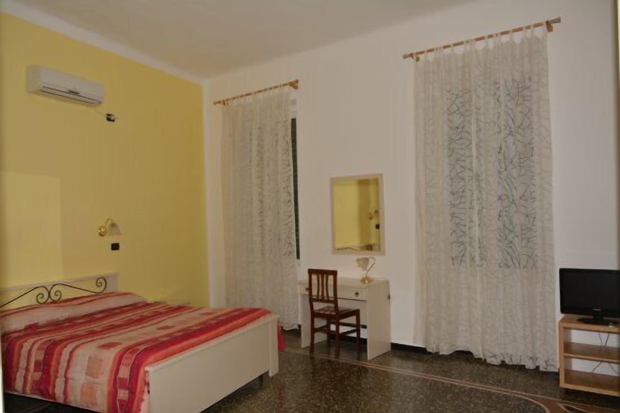 ROOM, DOUBLE BED