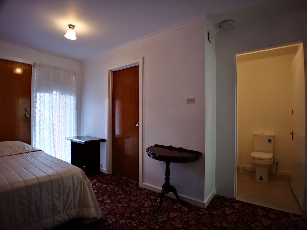 2 Bedrooms, House, 6 Beds