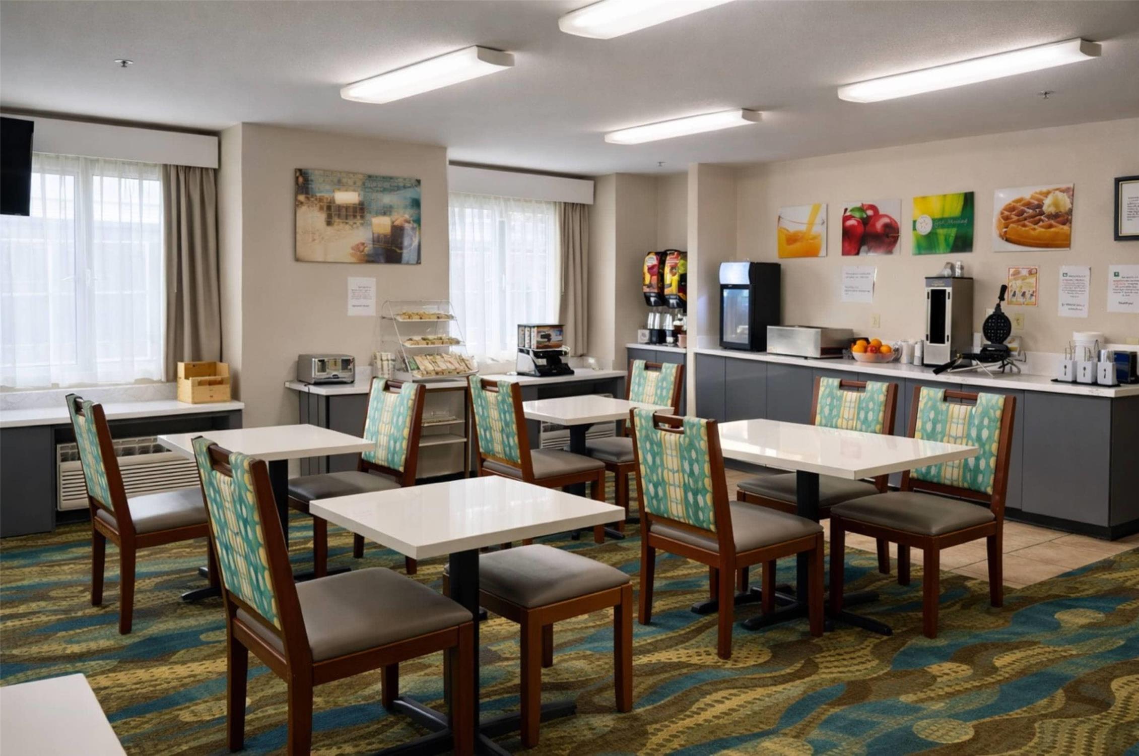 Econo Lodge Inn & Suites Santa Rosa South 16/18
