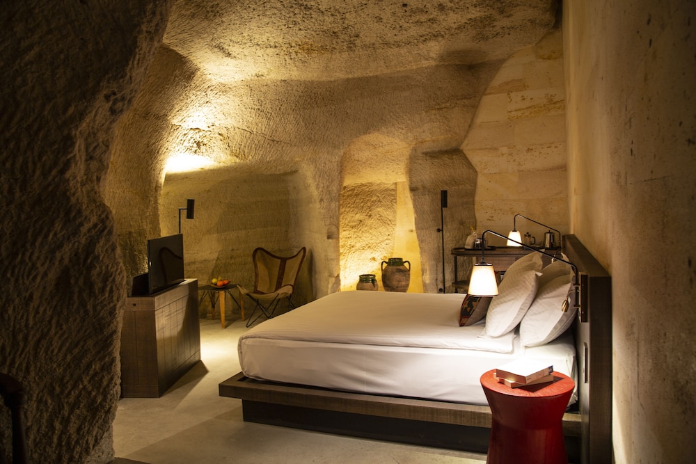 CAVE, DELUXE