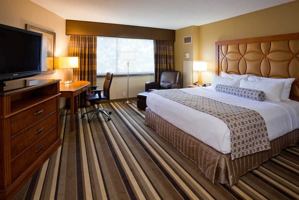 Crowne Plaza Minneapolis West 8/60
