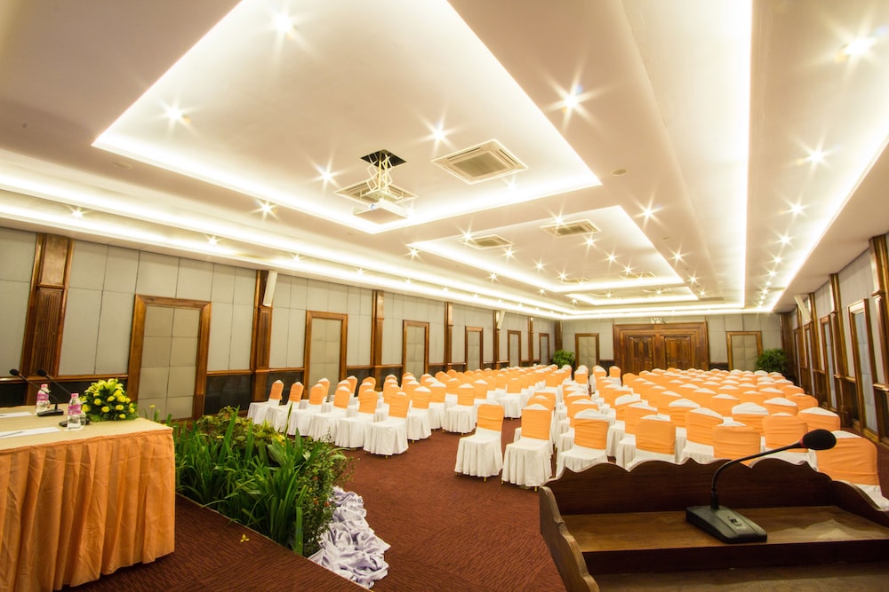 Royal Empire Hotel 34/50