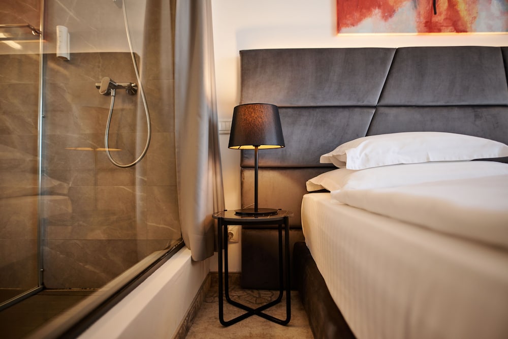 Standard, Queen Bed, Park View, Paris Hotel 6/10