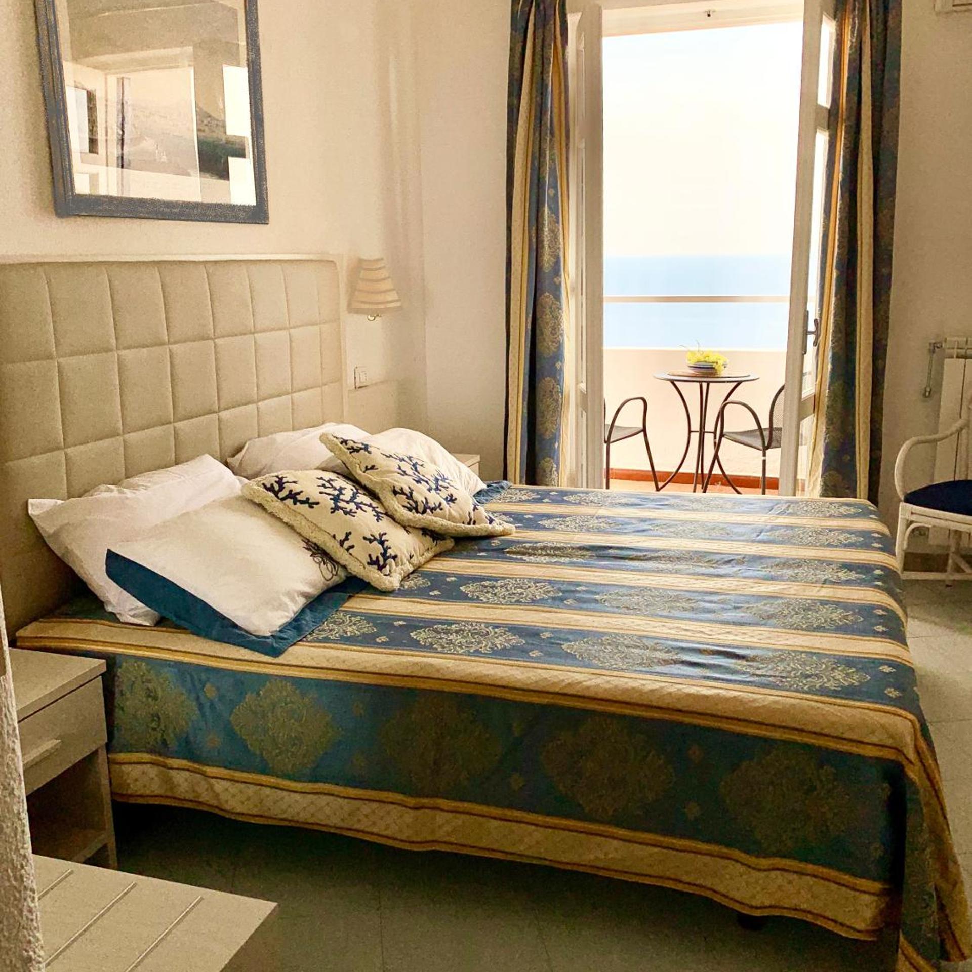 غرفة ديلوكس بسرير مزدوج بإطلالة على البحر بشرفة، Hotel Grazia Alla Scannella 4/5