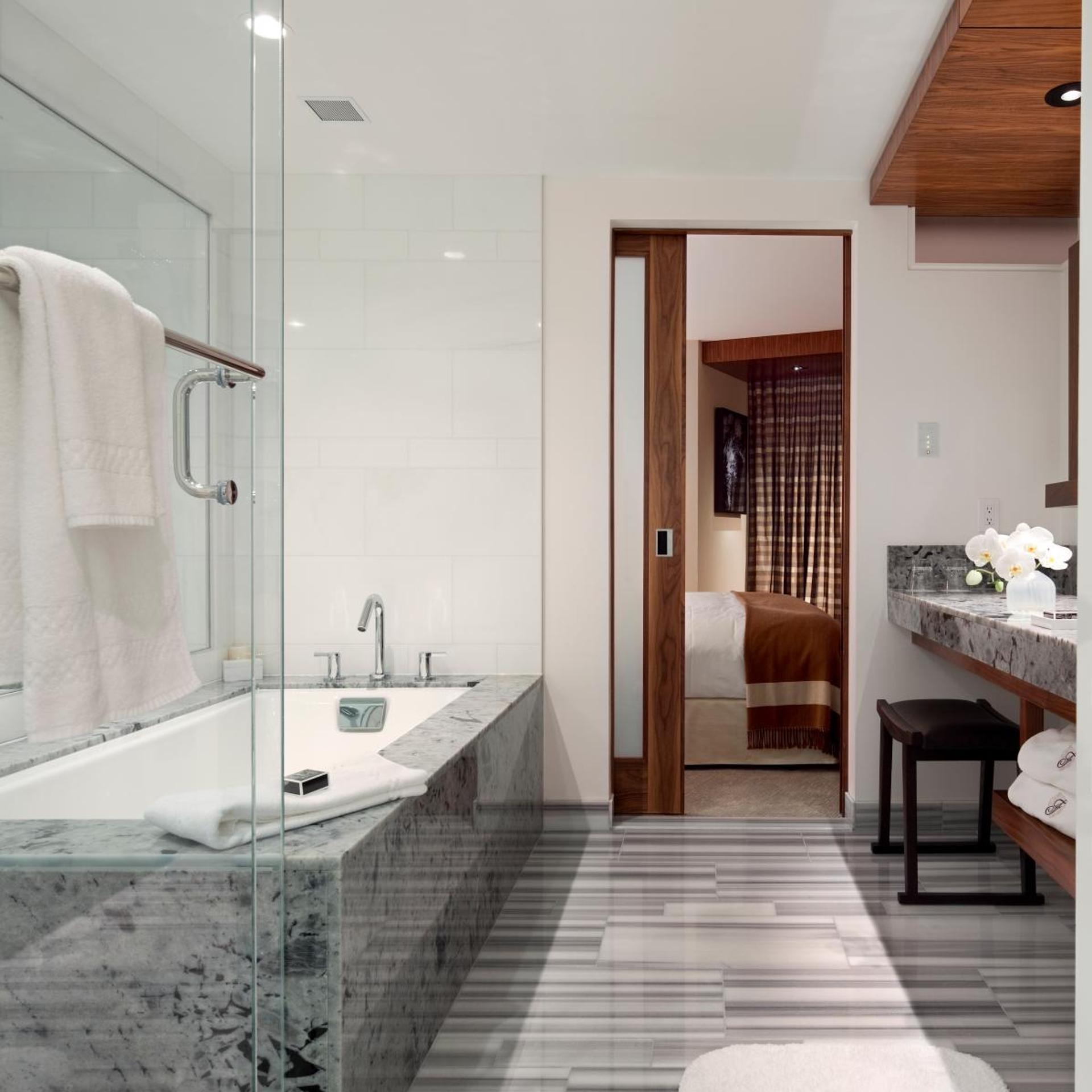 Deluxe, King Bed, 2 Queen Beds, City View, Fairmont Pacific Rim 7/7