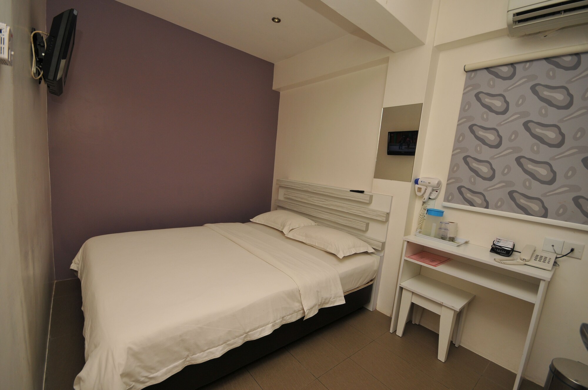 SUPERIOR, QUEEN BED
