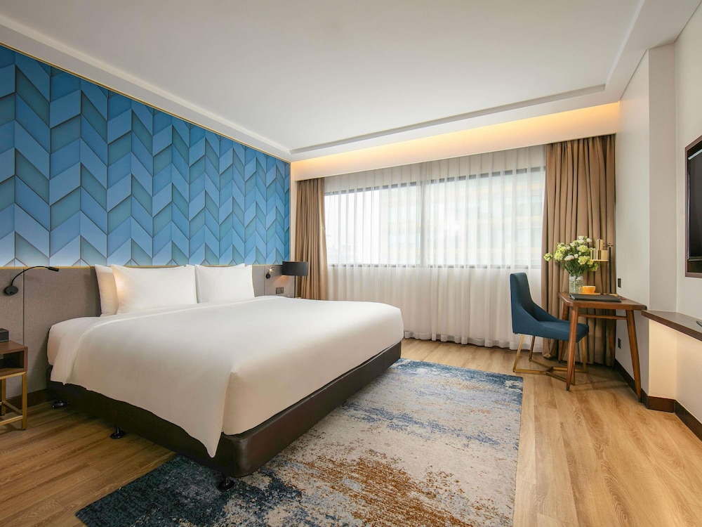 DELUXE, KING BED