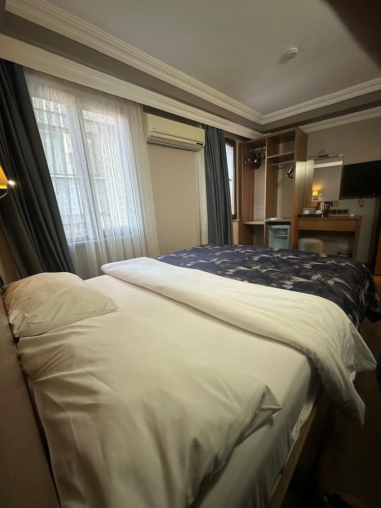 ROOM, DOUBLE BED