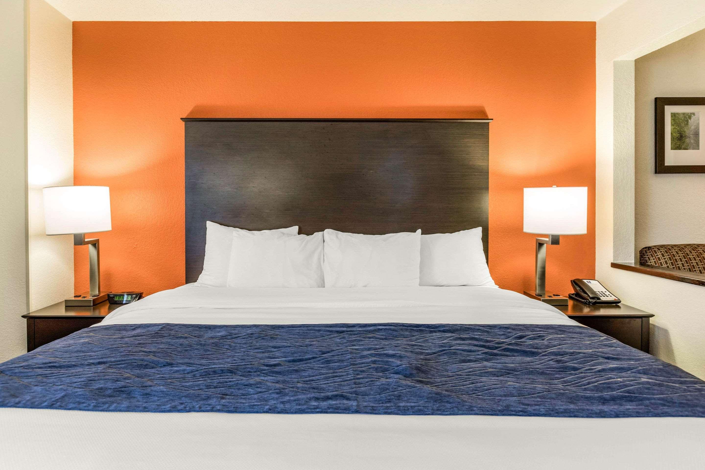 جناح بسرير كينج، Comfort Inn Wings Stadium 4/4