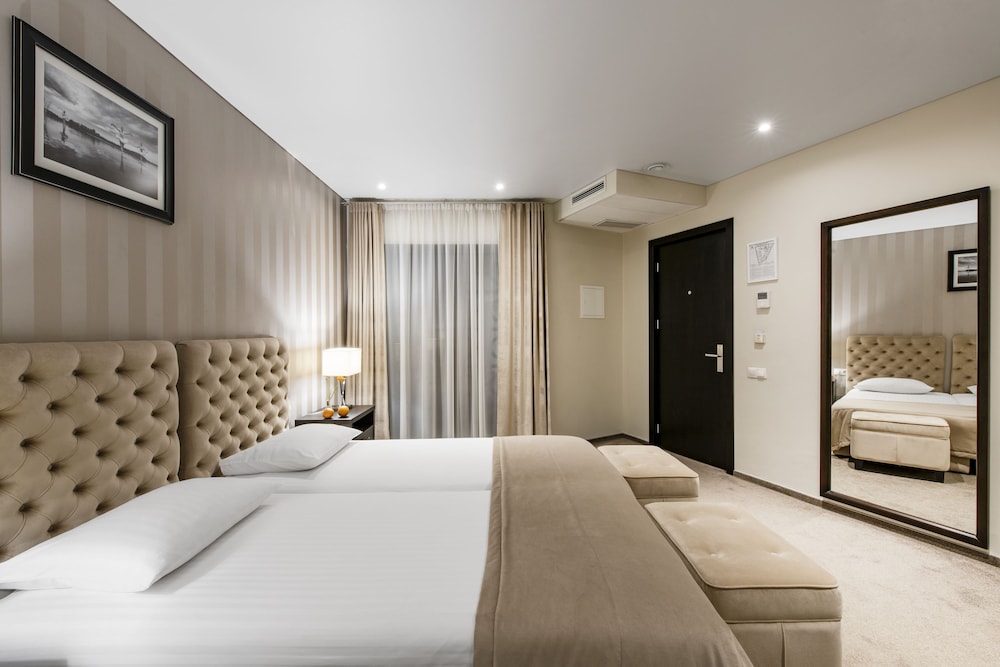 STANDARD, DOUBLE BED, ATRIUM VIEW