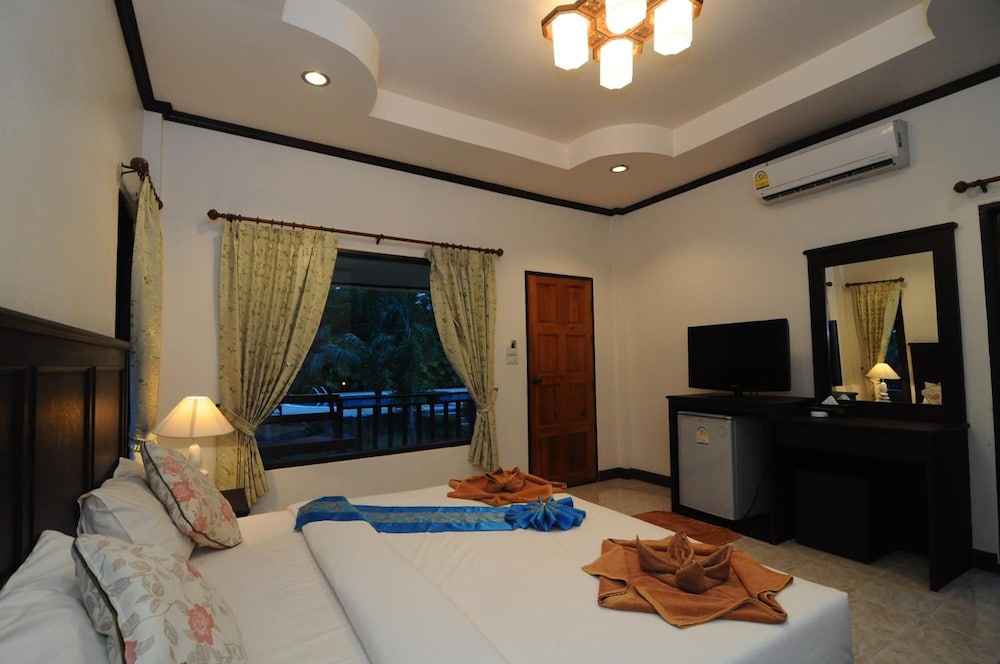 N.T. LANTA RESORT 36/44