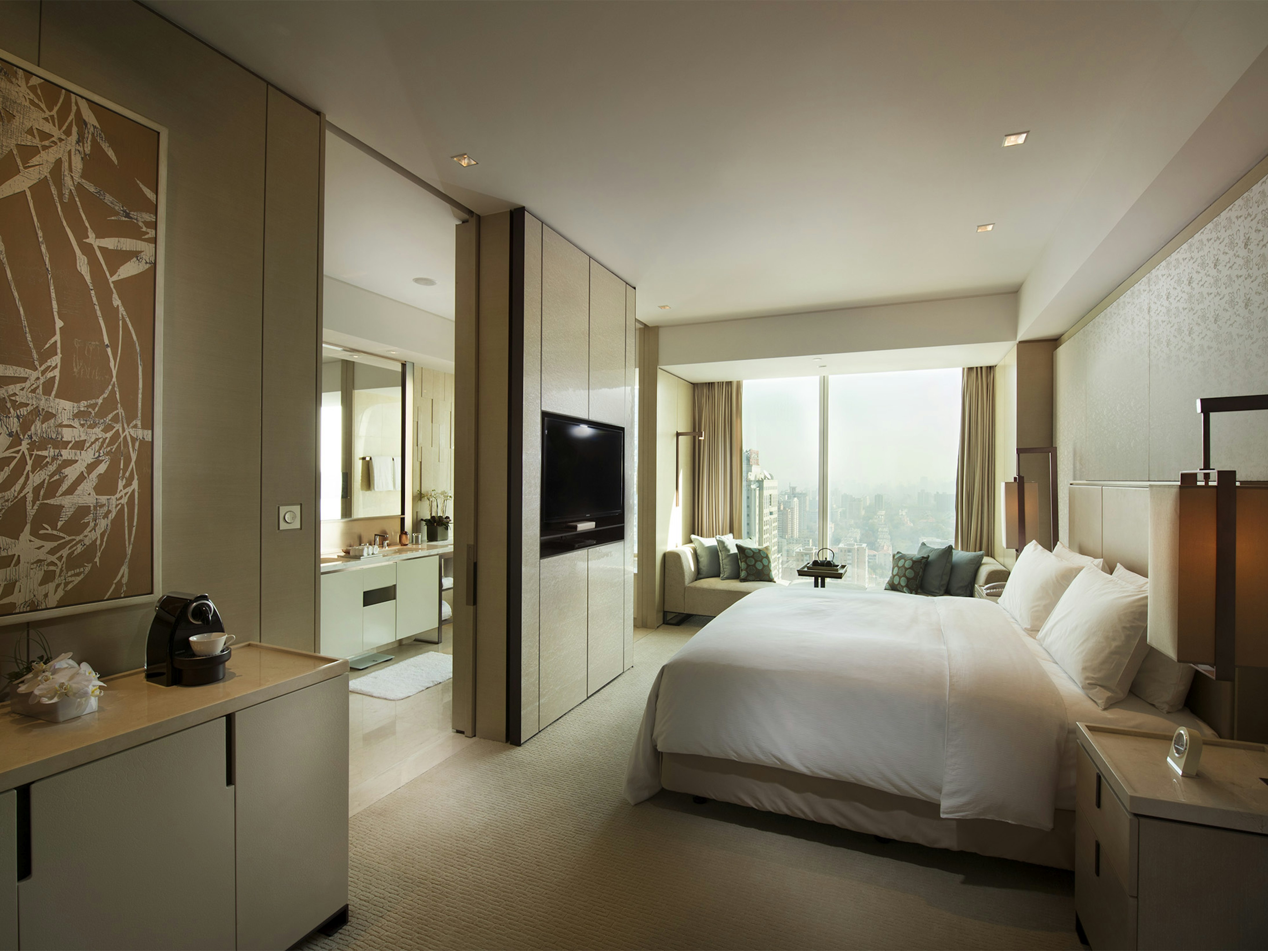 DELUXE, KING BED
