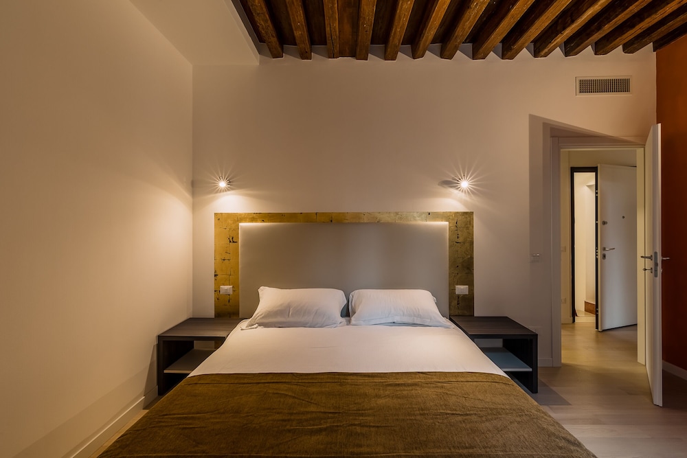 Charming Palace Corte Del Teatro 5/30