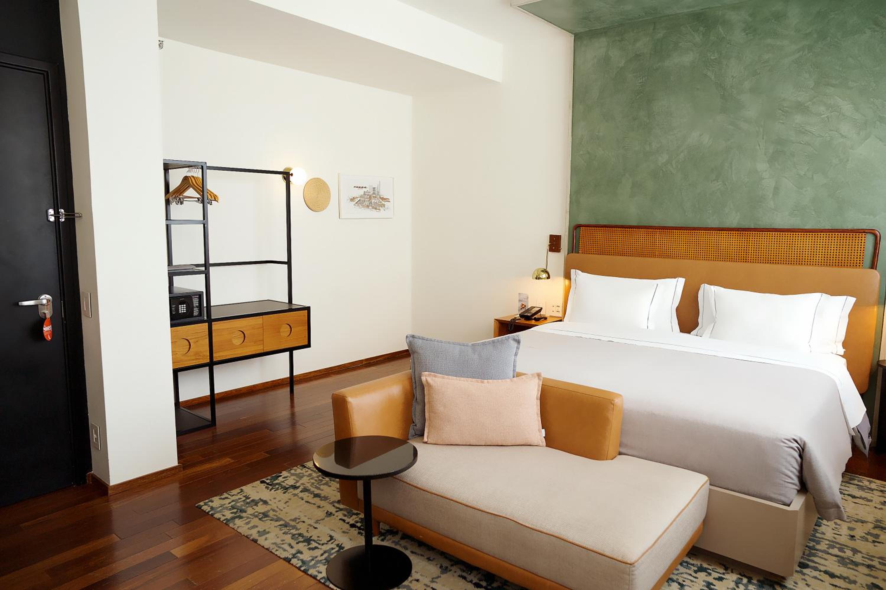 SUPERIOR, KING BED, CITY VIEW, CORNER