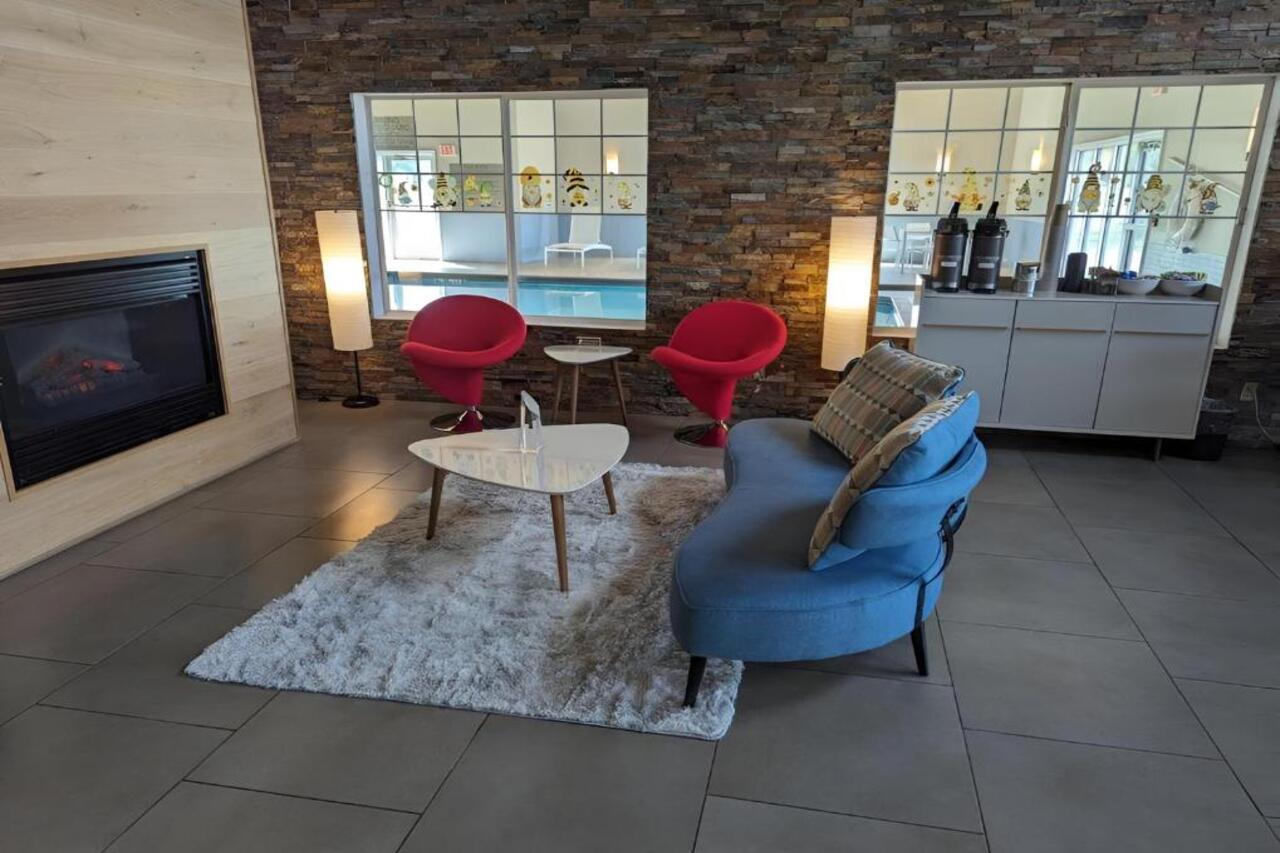 Country Inn & Suites by Radisson, Chippewa Falls, WI 14/25