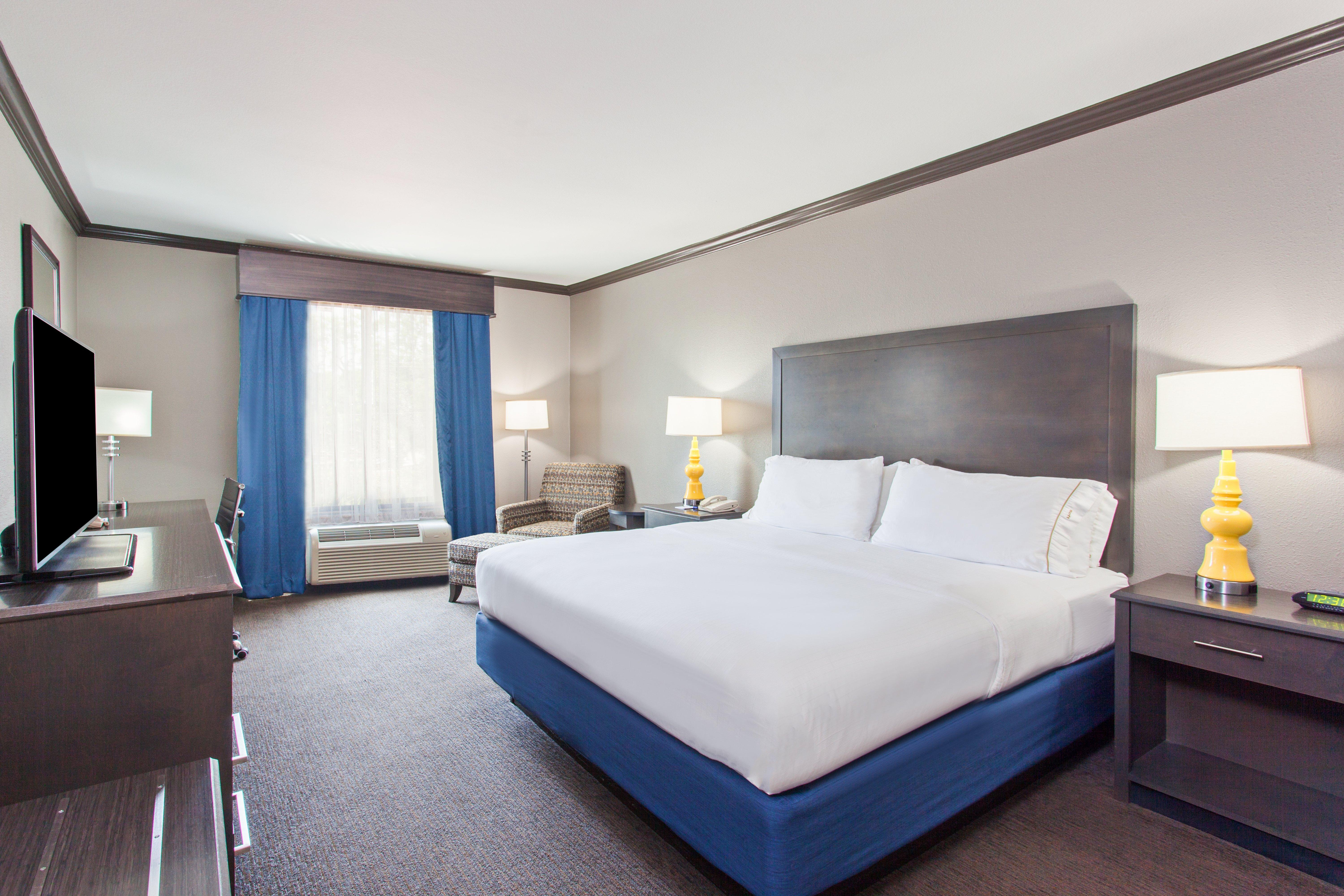 غرفة بسرير كينج