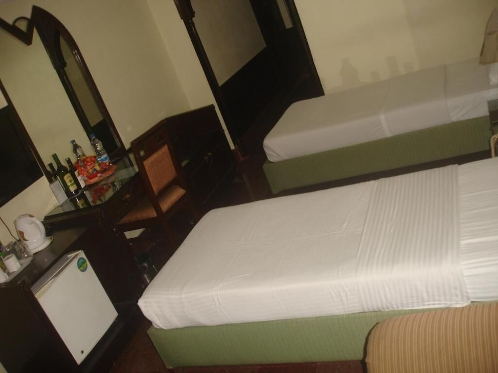 EMPIRES HOTEL 21/68
