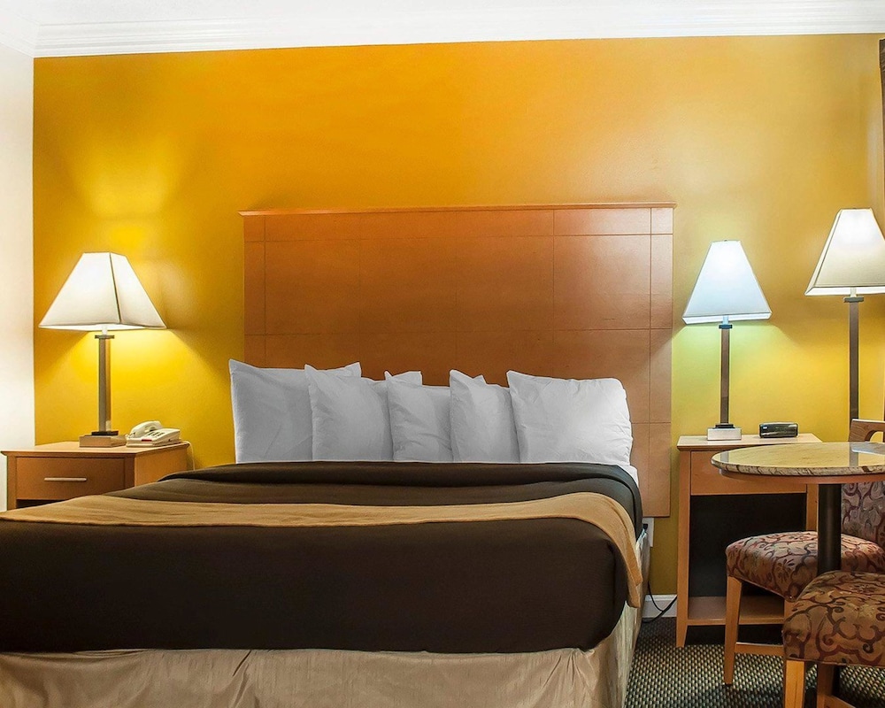 Econo Lodge At The Falls North 25/42