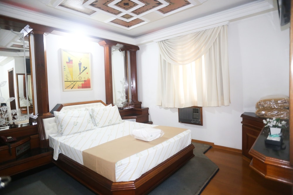 ROOM, DOUBLE BED, BATHTUB