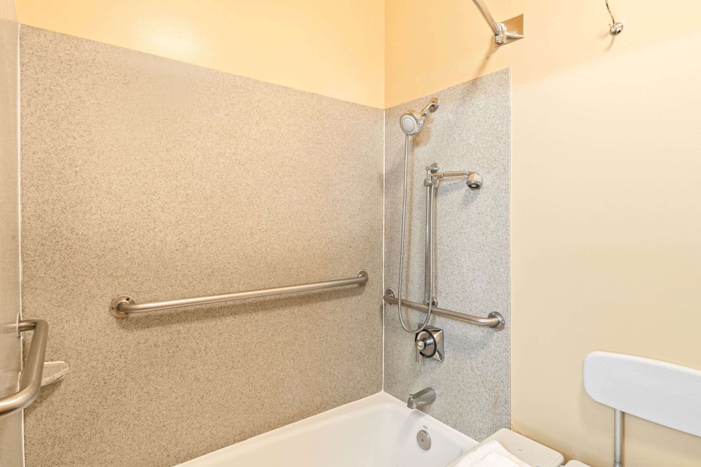 La Quinta Inn & Suites by Wyndham Logan 13/42