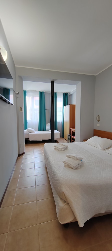 ROOM, TRIPLE