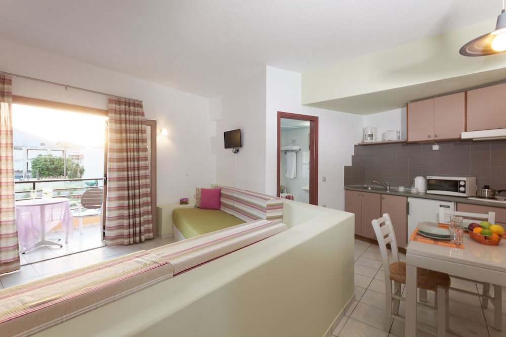 Latania Studios & Apartments 40/40
