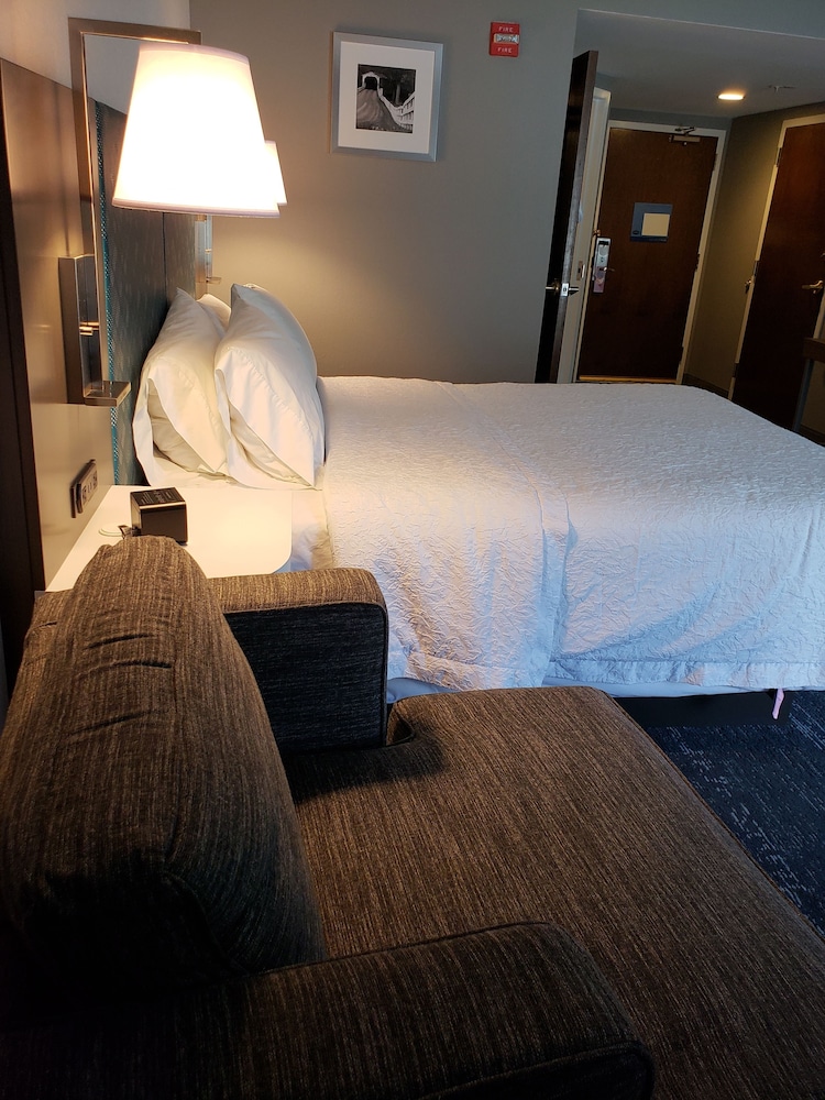 Hampton Inn Suites Newtown 34/57