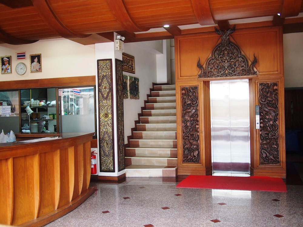 P 72 Hotel Bar 30/50