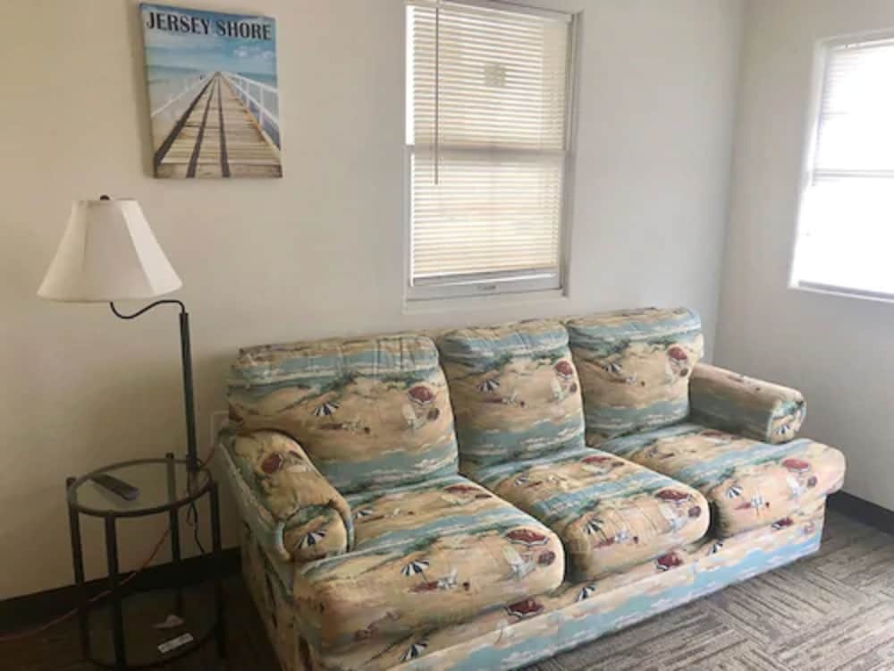 Thunderbird Motel 24/36