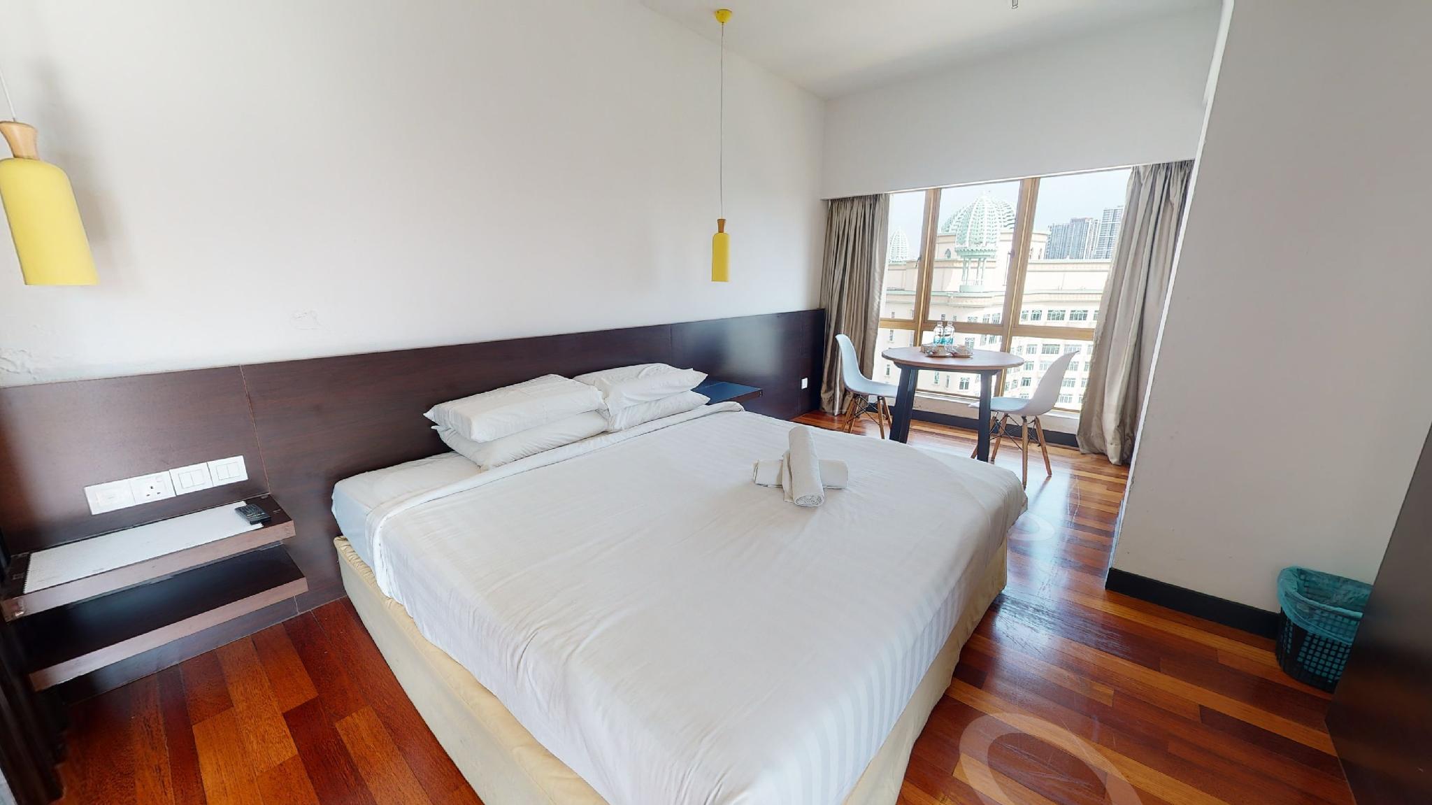Executive, Studio, King Bed, Pool View