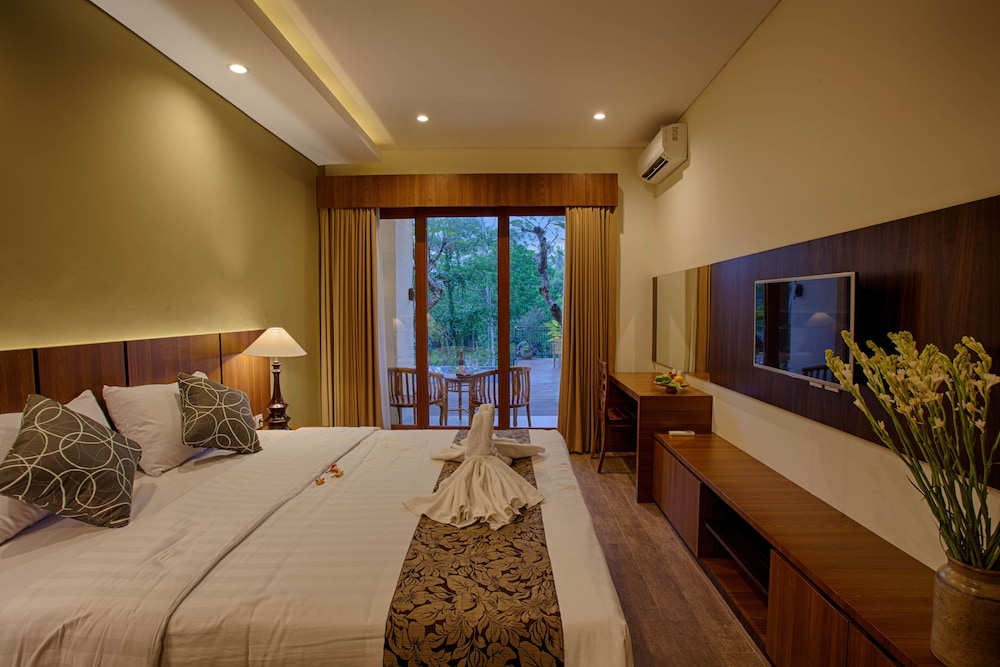 6 BEDROOMS, VILLA