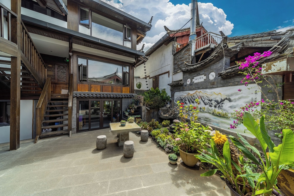 Lijiang Naxi Hereditary Courtyard 5/49