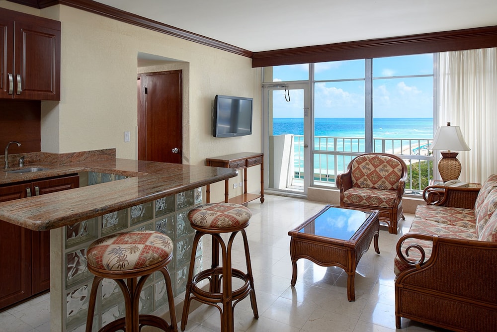 The Sunny Miami Sunny Isles Beach, Curio Collection by Hilton 27/34