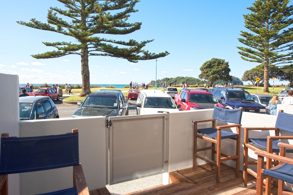 The Pavilions Beachfront Apartments 68/76