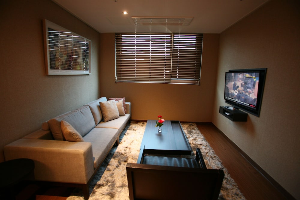 Hyunjin Tourist Hotel 51/72