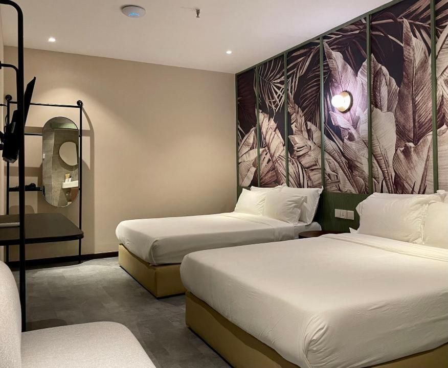 Deluxe, 2 Queen Beds, No Window