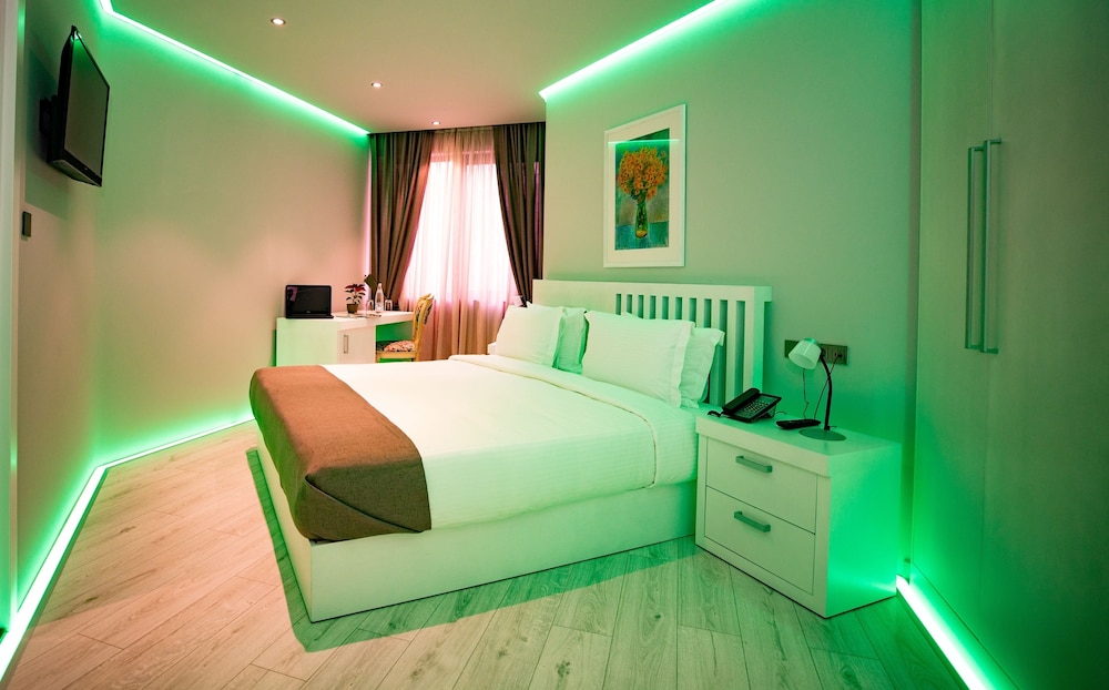 ROOM, DOUBLE OR TWIN BED